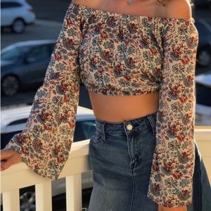 Cropped Top. Bell bottom Sleeves. Off the shoulder. Billabong size M